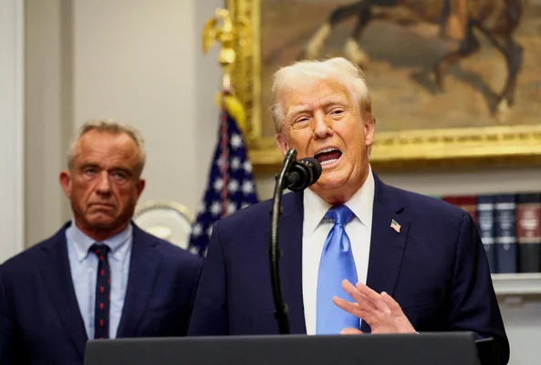 Donald Trump prenant la parole lors d'un événement, accompagné de Robert F. Kennedy Jr.