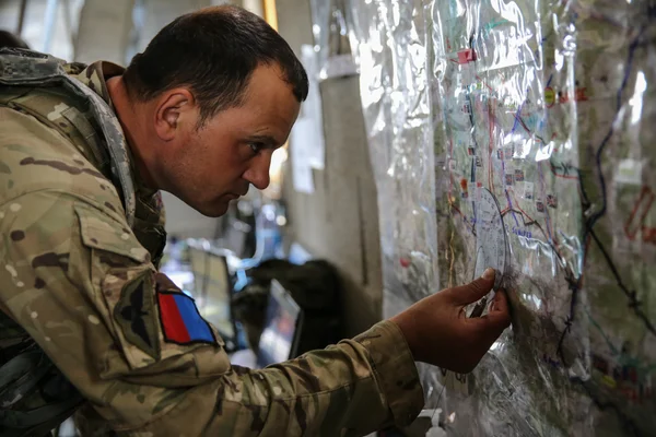 Un soldat britannique du 3e bataillon parachutiste analyse une carte lors de l'exercice Swift Response 16 en Allemagne.