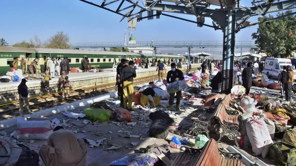 Scène de l'attaque à l'explosif d'un train au Pakistan : intervention des secours sur le quai.