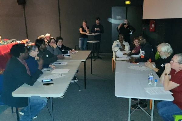 Participants à un débat sur l'alimentation saine à Val-de-Reuil.