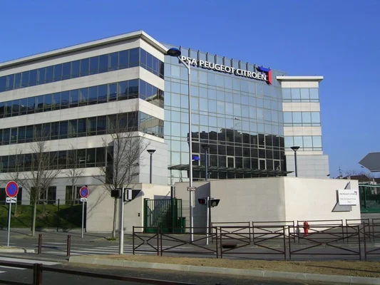 Ancien bâtiment PSA Peugeot Citroën sur le site Stellantis de Poissy.