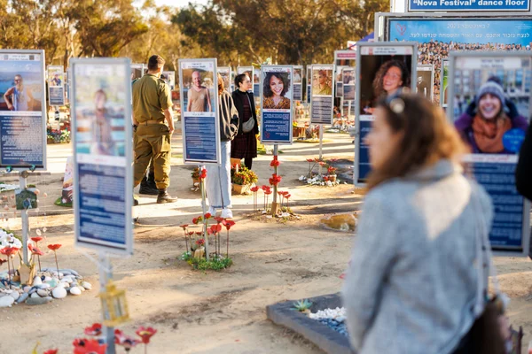 Mémorial improvisé pour les victimes du festival Nova, avec des portraits et des fleurs.