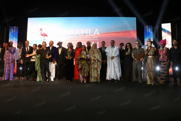 Équipe du film « Happy Birthday » sur scène lors de la remise du Grand Prix au Festival international du film de Dakhla.