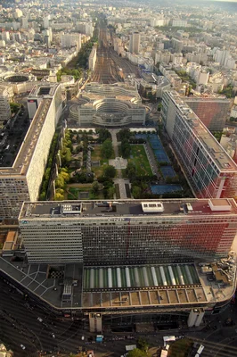 Vue aérienne du quartier Montparnasse, avec la gare et la tour Montparnasse en arrière-plan.