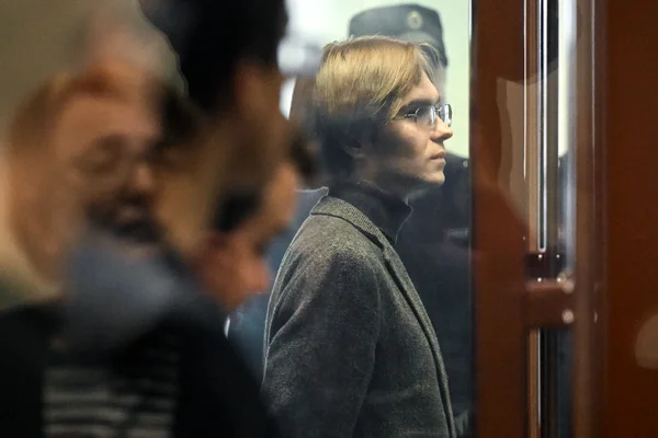 Un militant antiguerre derrière une vitre de séparation dans un tribunal russe.