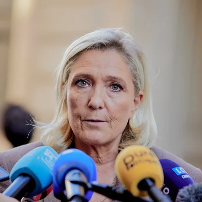 Marine Le Pen répondant aux questions des journalistes lors d'une conférence de presse.