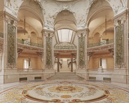 Intérieur du Palais de la découverte à Paris, avec son grand escalier central et son décor néoclassique.