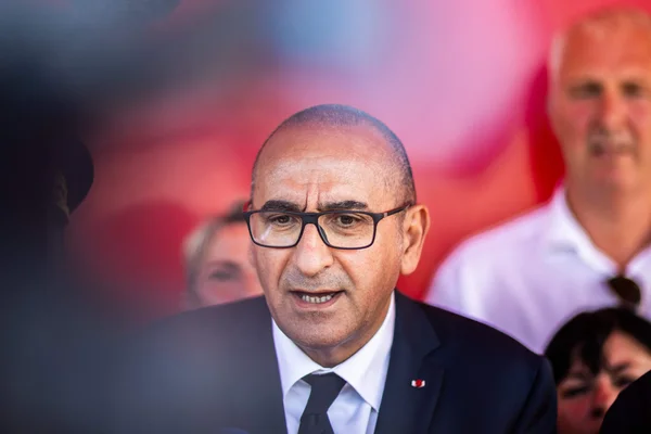 Un intervenant s'exprime lors d'un débat sur la proposition de loi.