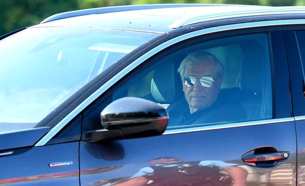 L'ex-évêque Jean-Michel di Falco au volant de son véhicule.
