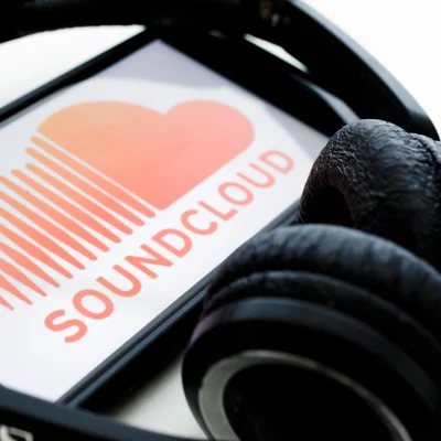 Logo SoundCloud sur un smartphone avec un casque audio.
