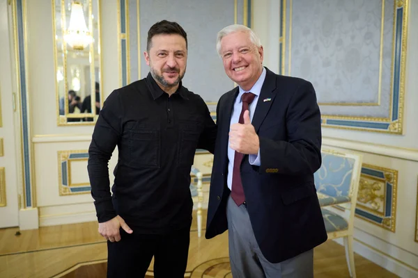 Volodymyr Zelensky et le sénateur Lindsey Graham dans une salle officielle.