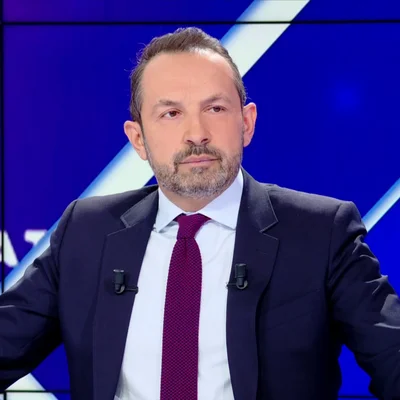 Sébastien Chenu en studio, lors d'un entretien télévisé.