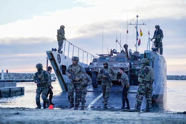 Des soldats français débarquent sur une plage lors de l'exercice Orion 26.