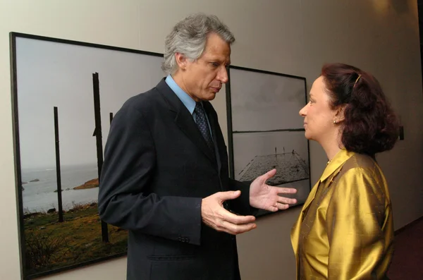 Dominique de Villepin en conversation avec Ana Palacio Vallelersundi lors du Conseil européen de Bruxelles, mars 2004.
