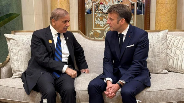 Rencontre bilatérale entre des représentants français et pakistanais.