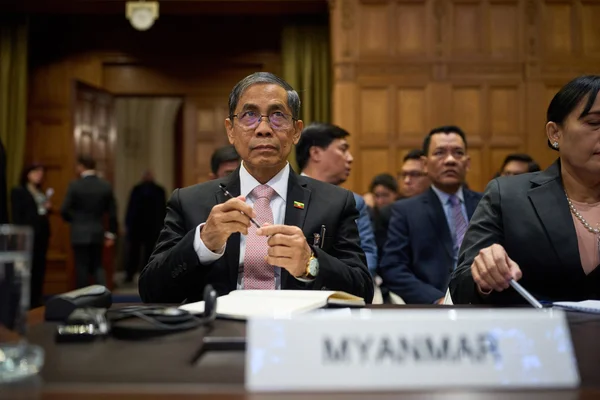 Un représentant du Myanmar lors d'une réunion, avec un badge nominatif visible.
