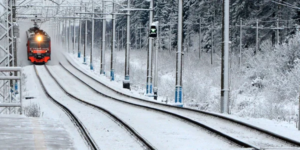 Un train bloqué par la neige pendant six heures dans la Drôme, un incident similaire aux retards récents.