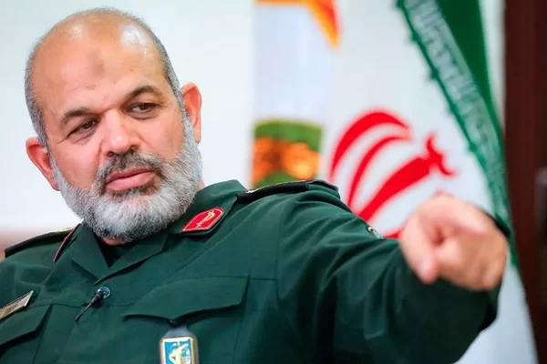 Ahmad Vahidi, nouveau commandant des Gardiens de la révolution, devant le drapeau iranien.