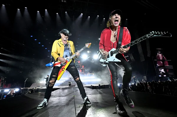 Scorpions en concert au Hellfest 2026 : le guitariste en veste jaune et le chanteur en chemise rouge sur scène.