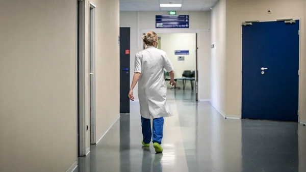 Un soignant dans un couloir d'hôpital, illustrant le quotidien des établissements bénéficiaires des aides.