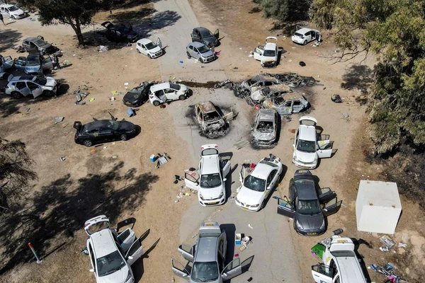 Vue aérienne des véhicules abandonnés et brûlés après l'attaque du 7 octobre 2023 en Israël.