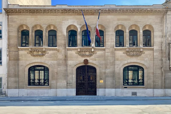 Chancellerie de l'Ambassade de France avec les drapeaux français et européen.