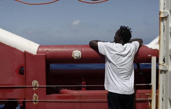 Migrant à bord de l'Ocean Viking au large de Lampedusa.