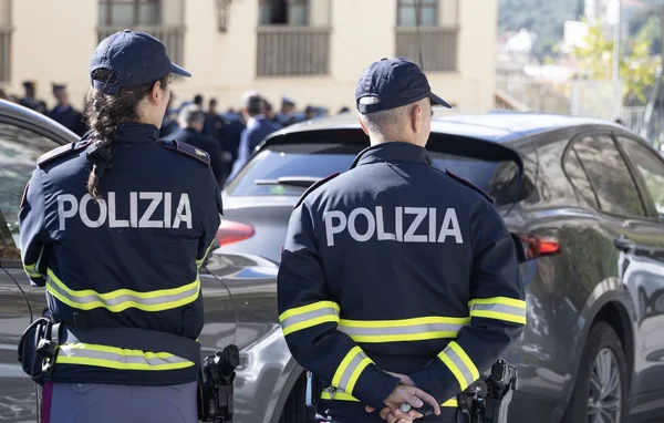 Des policiers italiens lors d'une opération liée à l'affaire des cendres toxiques.