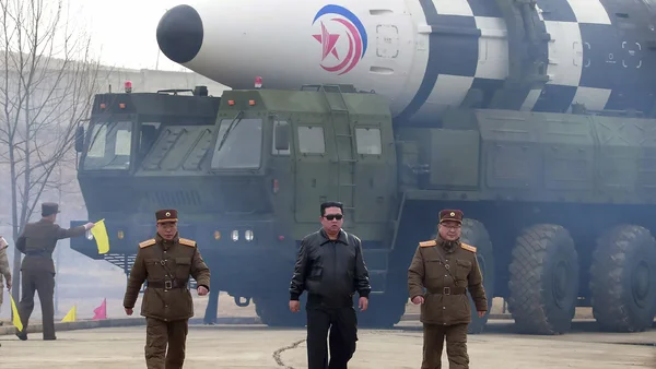 Un missile nord-coréen exposé lors d'un défilé militaire, illustrant les capacités nucléaires de la Corée du Nord.