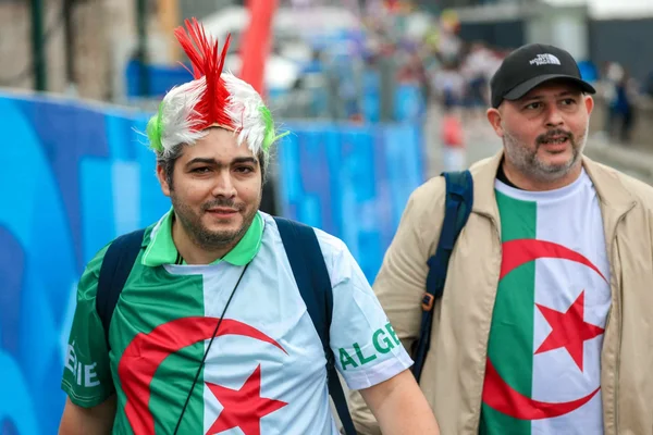 Supporters algériens arborant les couleurs nationales.