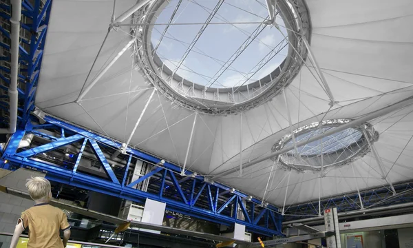 Intérieur de la Cité des sciences et de l'industrie, sous sa verrière architecturale.