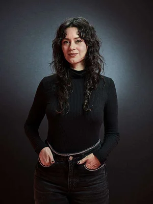 Portrait d'Émilie Simon en tenue décontractée.