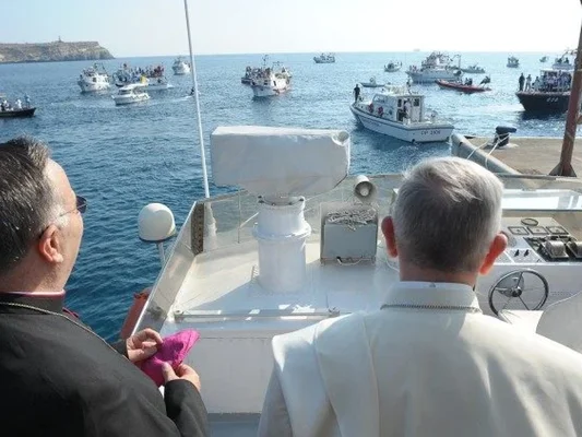 Léon XIV lors d'une bénédiction en mer à Lampedusa.