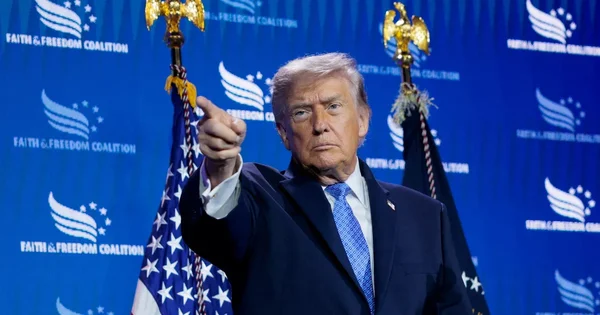 Donald Trump s'adressant au public lors d'un événement de la Faith & Freedom Coalition.