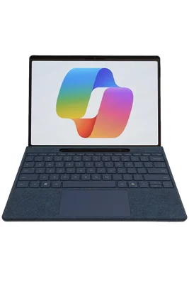 Microsoft Surface Laptop Studio affichant le logo Windows 11 Copilot.