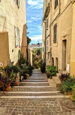 Vue d’une ruelle typique du quartier du Panier, à Marseille, où se multiplient les meublés touristiques.