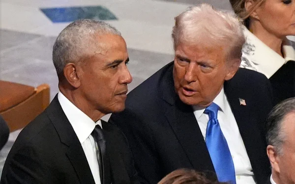Barack Obama et Donald Trump en conversation lors d'une cérémonie officielle.