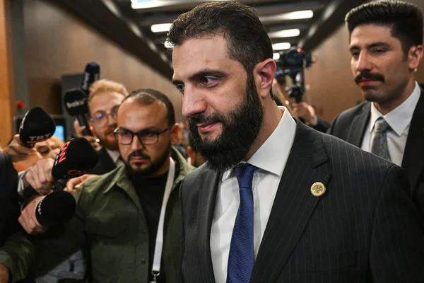 Le président syrien Ahmed al-Charaa entouré de journalistes.