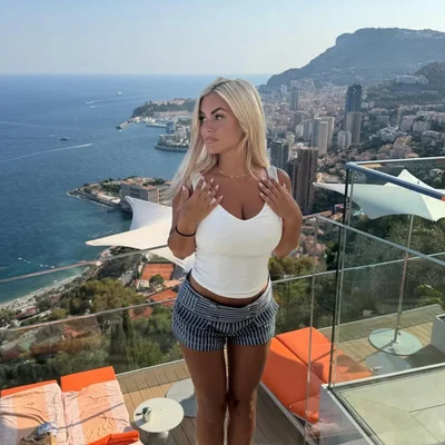 Carla Moreau photographiée sur son balcon à Monaco, avec vue sur la mer Méditerranée.