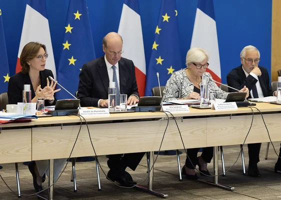 Conférence de presse gouvernementale sur le gel des crédits de l'État.