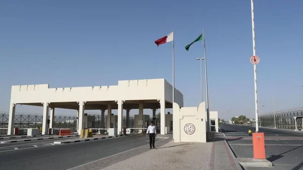 Poste-frontière entre le Qatar et l'Arabie saoudite, rouvert pour permettre le transit des voyageurs.