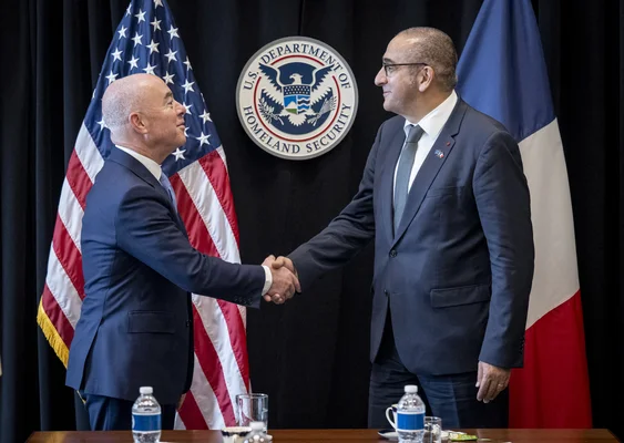 Laurent Nuñez et Alejandro Mayorkas lors d'une réunion au siège du DHS à Washington en 2021.
