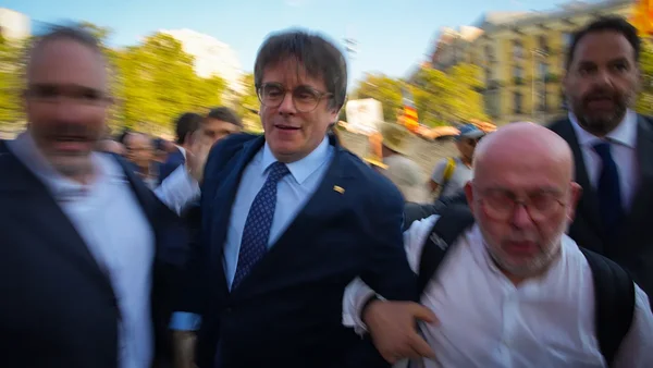 Carles Puigdemont escorté lors d'un déplacement