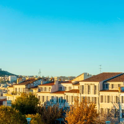 Vue aérienne du centre-ville de Marseille, avec ses toits en tuiles et ses immeubles anciens.