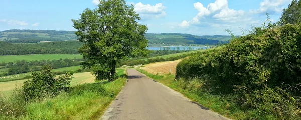 Descente vers le lac de Panthier depuis Châteauneuf en Auxois, Côte-d'Or, Bourgogne.
