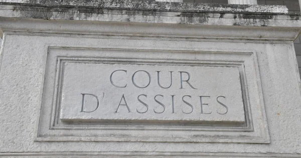 Inscription 'COUR D'ASSISES' sur la façade du palais de justice d'Angers.