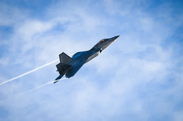 Un F-22 Raptor de l'US Air Force en vol au-dessus de l'Alaska.