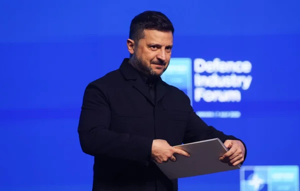 Volodymyr Zelensky au Defence Industry Forum, annonçant des changements gouvernementaux.