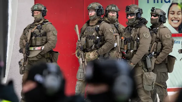 Des agents de la GRC en équipement tactique lors d'une opération.