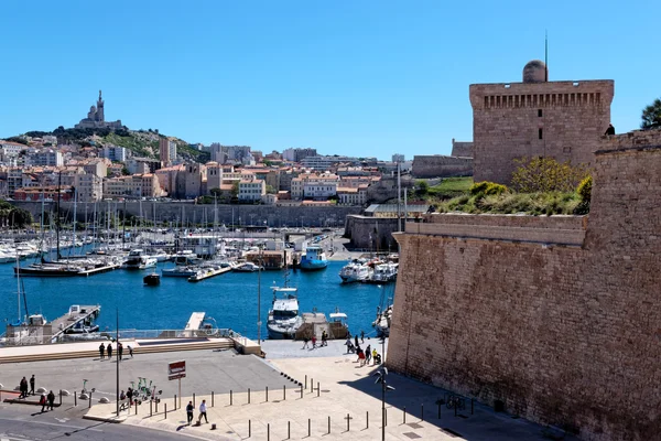 Vue du Vieux-Port de Marseille avec Notre-Dame de la Garde en arrière-plan.